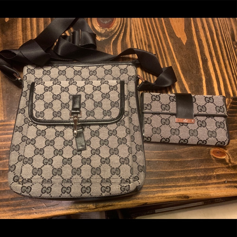 Gucci messenger crossbody bag with matching wallet